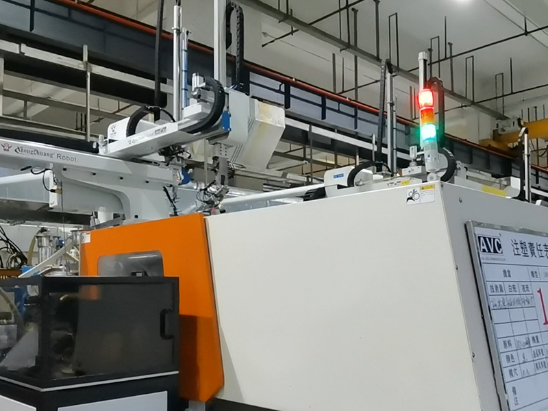 333体育机械手铜套埋取自动化